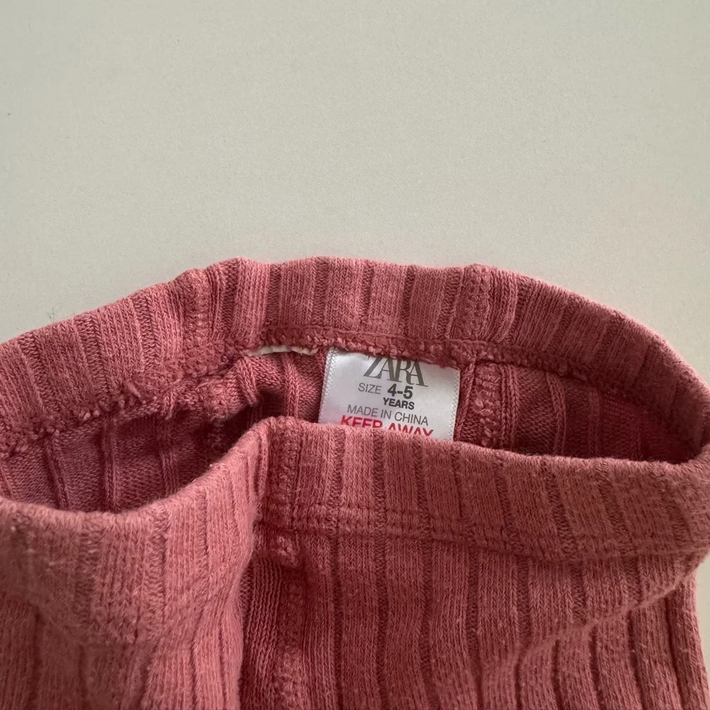 ZARA Ribbed Rose Tights - Picture 2 of 4